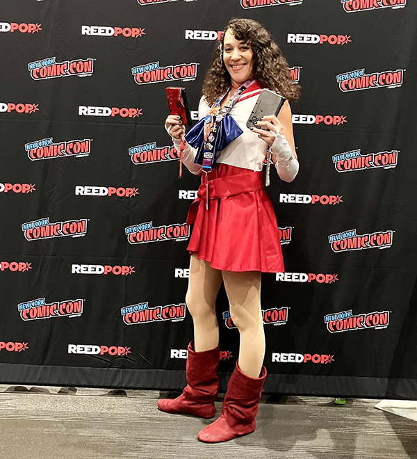 Rydia as Sailor
Mars with her Nintendo 3DS at New York
Comic Con