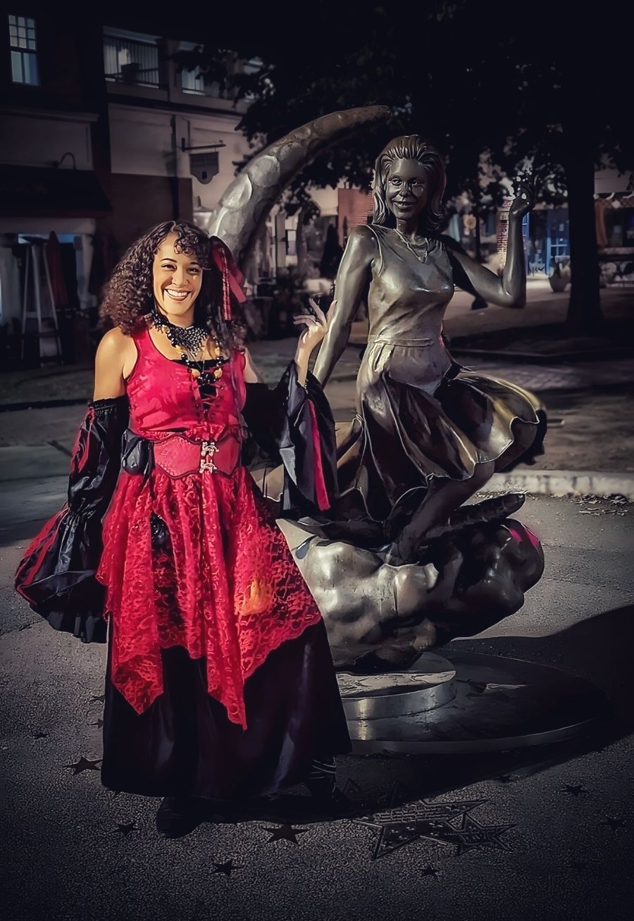 Rydia
                                in Salem with the Elizabeth Montgomery
                                statue